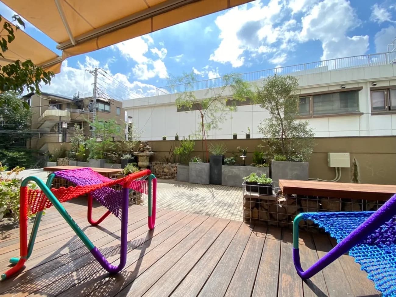 SMB SEIJI MODE BUREAU 井荻店のテラス。ウッドデッキと植栽