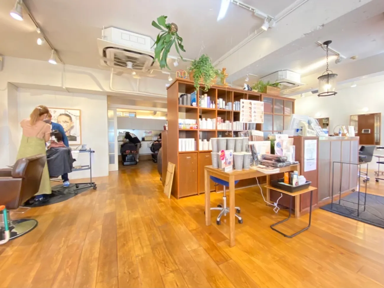 ゆったりとくつろげる店内