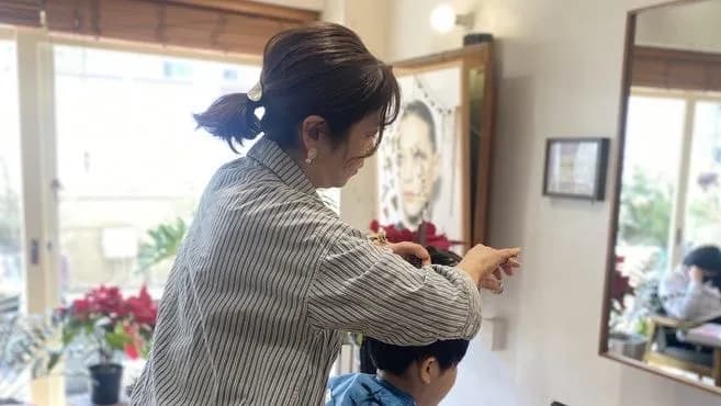 店内でお客様の施術にあたるスタイリスト